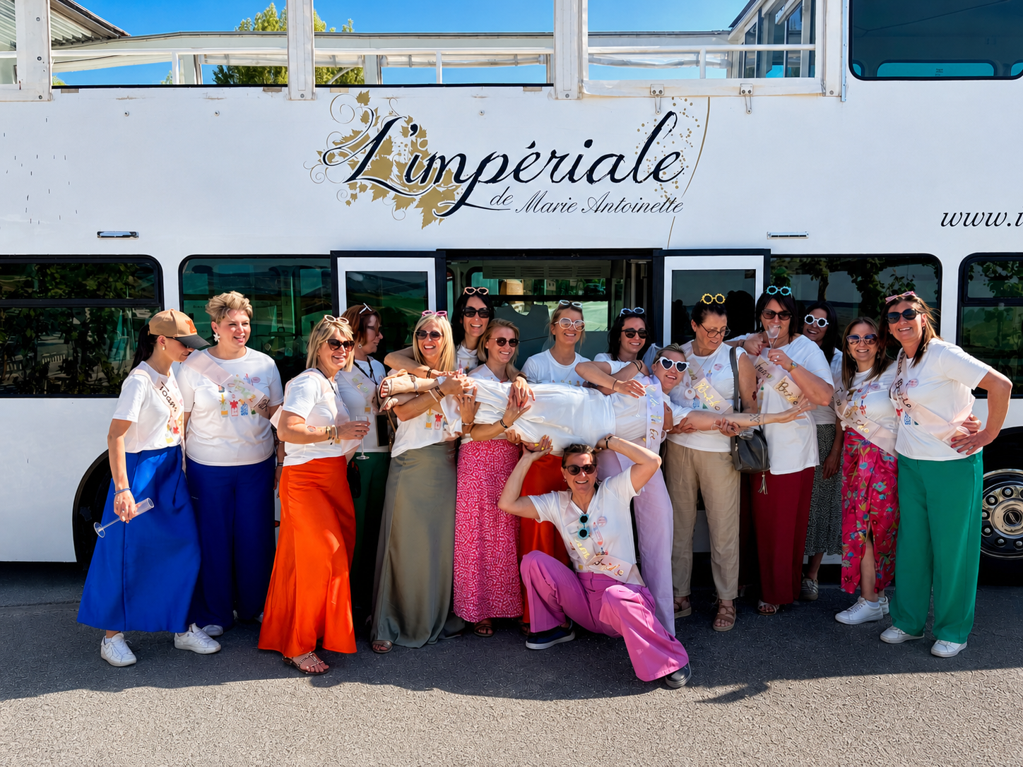 Les filles prennent la pause devant le bus à Impériale - atypique - Epernay - Reims- EVJF 