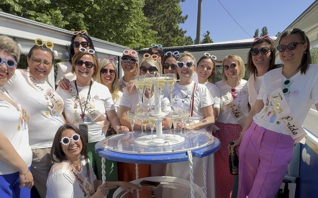 Toutes réunies autour de la future mariée pour la flute d’accueil au champagne