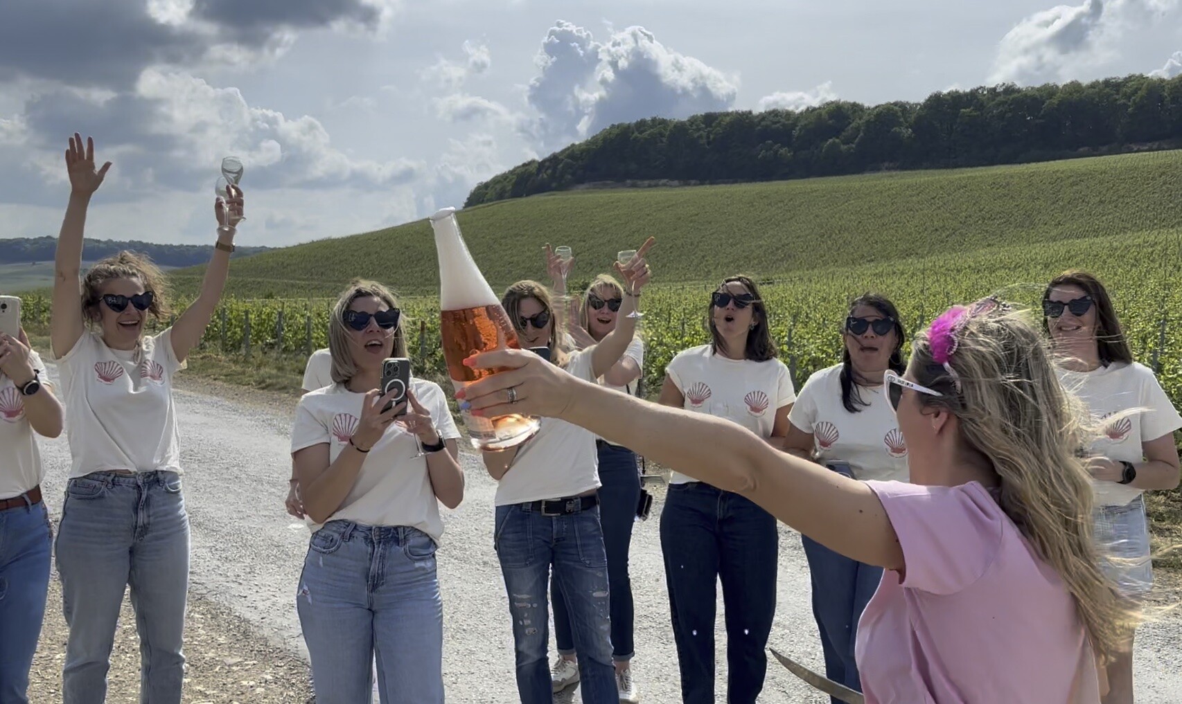 Sabrage reussi dans le vignoble lors d'un EVJF avec l'Impériale
